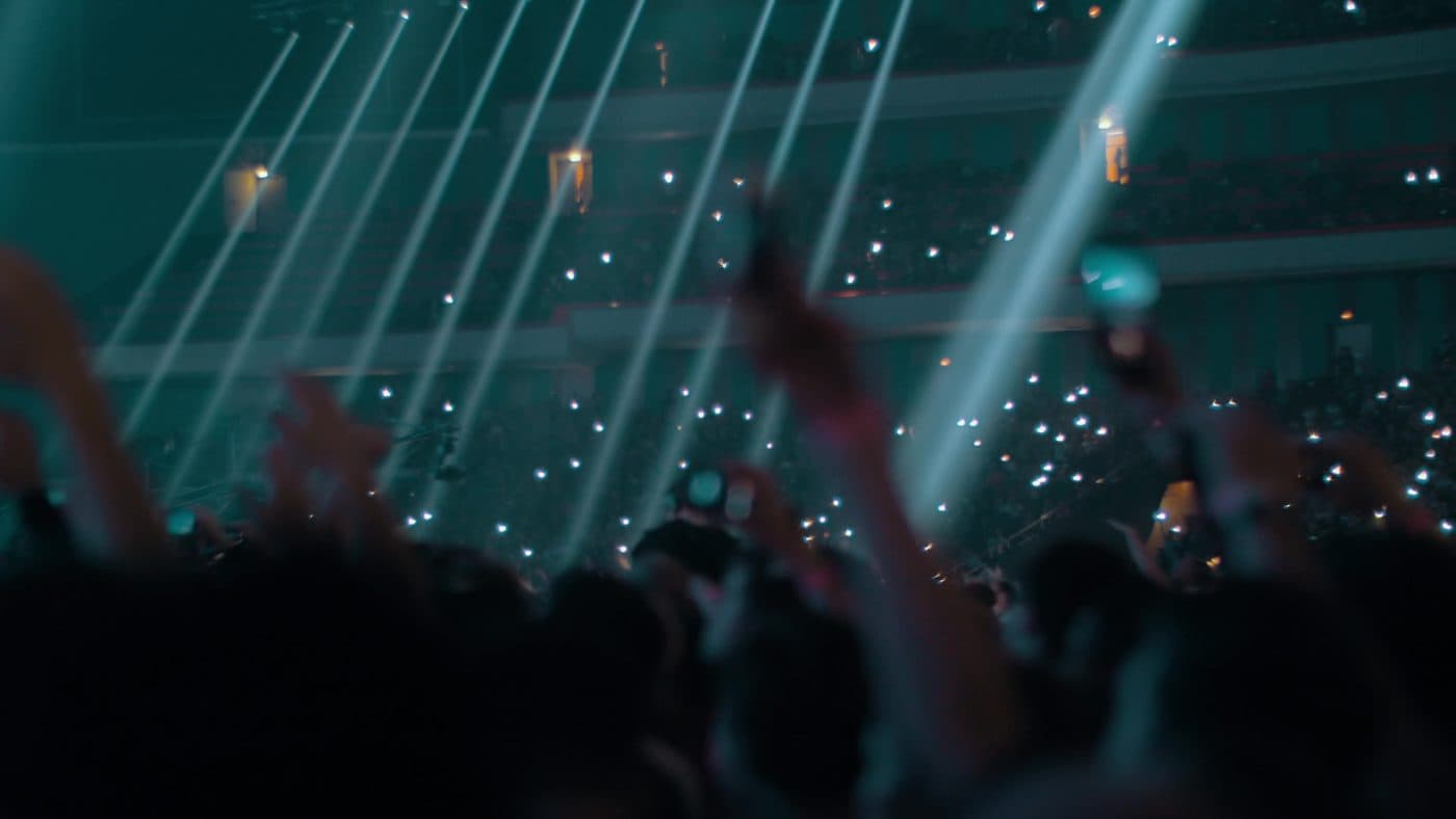 Publikum bei einer Live-Show in blauem Licht
